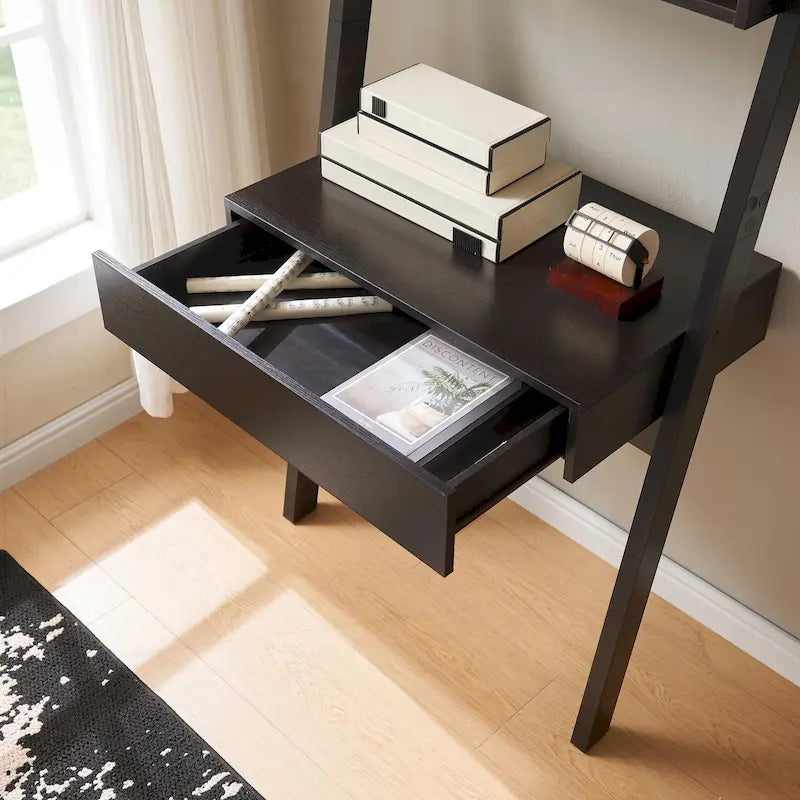 Bureau moderne pour télétravail avec bibliothèque à échelle et rangement fonctionnel
